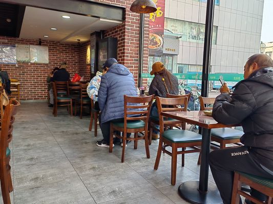 Postverpakking N Houten restaurantladder Achtersteel voor het eten Massief houten stoel op maat