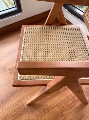 Eetstoel van natuurlijk massief hout met moderne rugleuning van rotan in zwarte afwerking