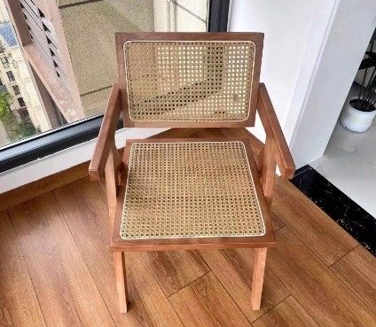 Eetstoel van natuurlijk massief hout met moderne rugleuning van rotan in zwarte afwerking