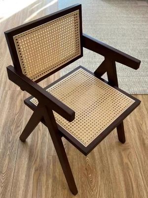 Eetstoel van natuurlijk massief hout met moderne rugleuning van rotan in zwarte afwerking