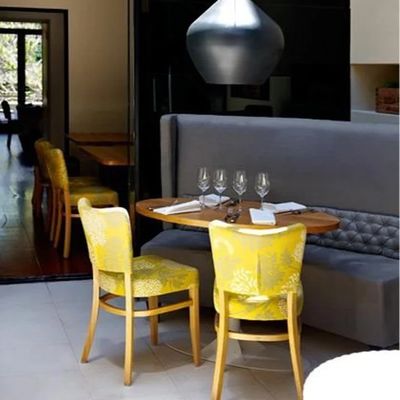 OEM Houten eetstoel met houten benen voor Noordse stof PU leer Banket Hotel Restaurant Evenement en verstelbaar ontwerp