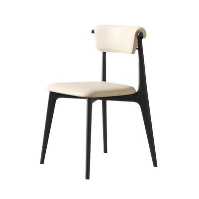 Postverpakking en stoelen van massief hout voor moderne eetkamer