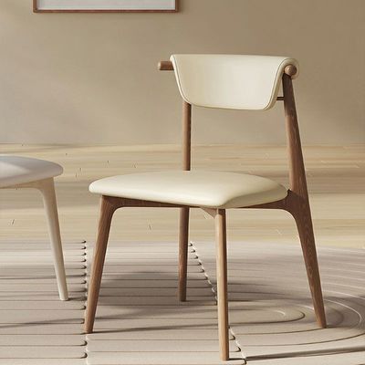 Postverpakking en stoelen van massief hout voor moderne eetkamer