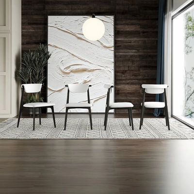 Postverpakking en stoelen van massief hout voor moderne eetkamer