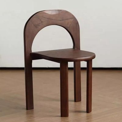 Zwarte stevige houten eetstoel met klassieke stijl U-vormige rugleuning en lift stoel stijl