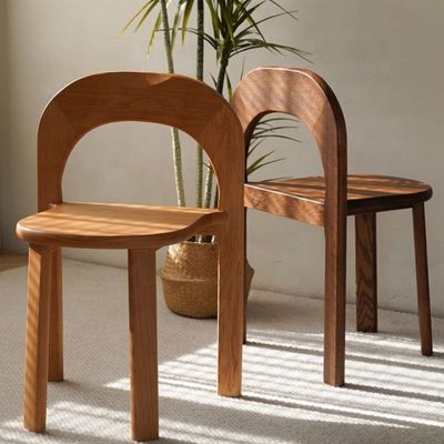 Zwarte stevige houten eetstoel met klassieke stijl U-vormige rugleuning en lift stoel stijl