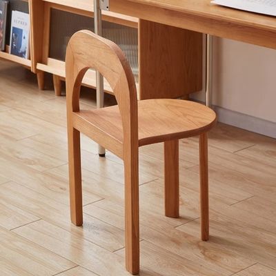 Zwarte stevige houten eetstoel met klassieke stijl U-vormige rugleuning en lift stoel stijl