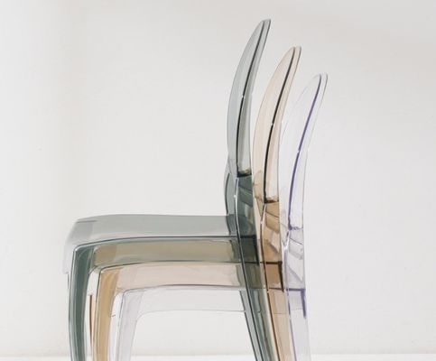 Moderne stapelbare eetstoel gemaakt van transparant pc-materiaal voor stapelbaar in hotel café woonkamer