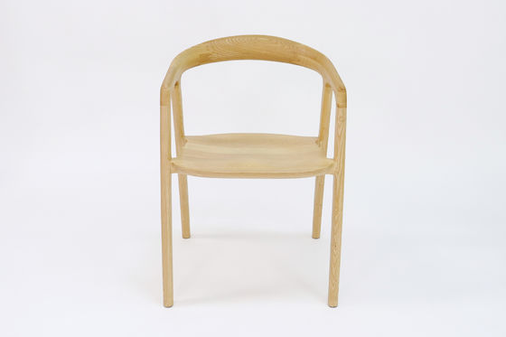 Restaurant Eetstoel van massief hout met nitrolacquer afwerking in walnoot/natuurlijk/zwart