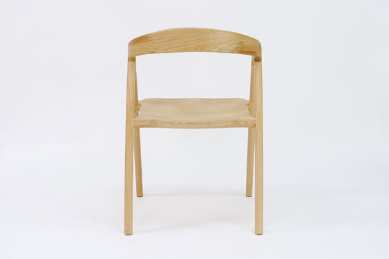 Restaurant Eetstoel van massief hout met nitrolacquer afwerking in walnoot/natuurlijk/zwart