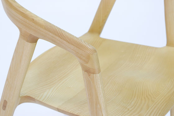 Restaurant Eetstoel van massief hout met nitrolacquer afwerking in walnoot/natuurlijk/zwart