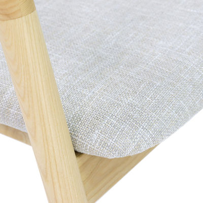 Moderne huishoudelijke meubels Nitrolacquer Afwerking Houten eetstoel met stoffen bekleding