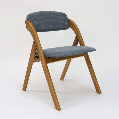 Op maat gemaakte houten eetstoel in vintage stijl met opvouwbaar ontwerp en stofdek