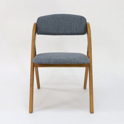 Op maat gemaakte houten eetstoel in vintage stijl met opvouwbaar ontwerp en stofdek