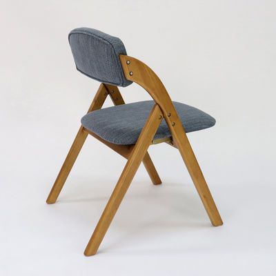 Op maat gemaakte houten eetstoel in vintage stijl met opvouwbaar ontwerp en stofdek