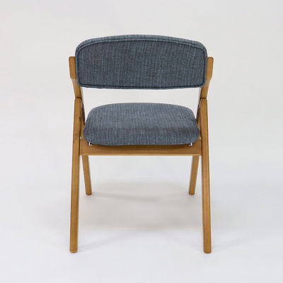 Op maat gemaakte houten eetstoel in vintage stijl met opvouwbaar ontwerp en stofdek