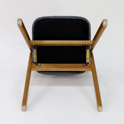 Op maat gemaakte houten eetstoel in vintage stijl met opvouwbaar ontwerp en stofdek