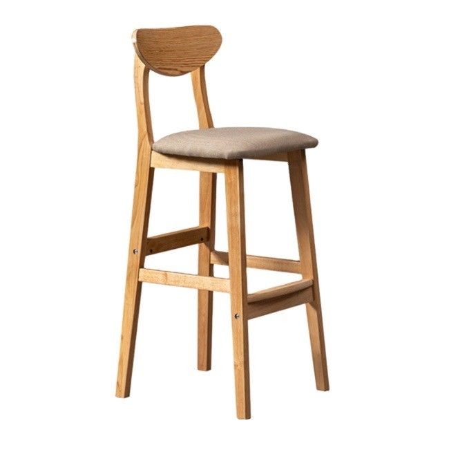 Houten bar stoelen voor hoge tafel in de woonkamer