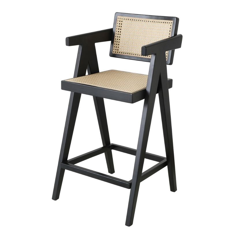 Verbeter uw huisbar met een barstoel met een massief houten frame en een rattan armsteun