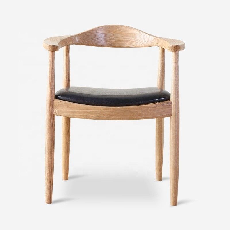 Eetstoel van massief hout met lage ronde rug in moderne stijl voor luxe eetgelegenheden