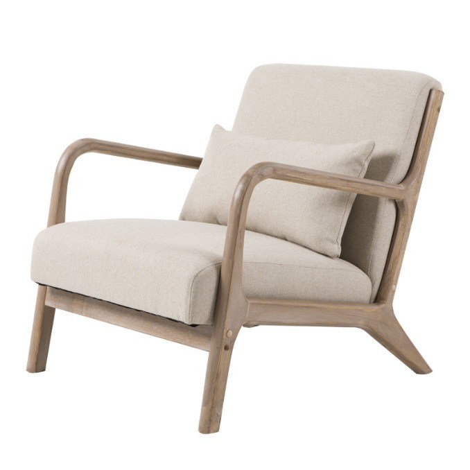 Moderne Noorse woonkamerbank met gepoleerde armleuning en massieve houten constructie