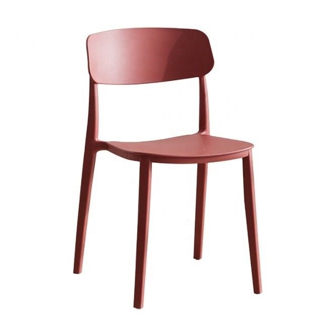Stapelbare rode plastic stoel voor modern noordisch design in hotelrestaurant banket of eetkamer