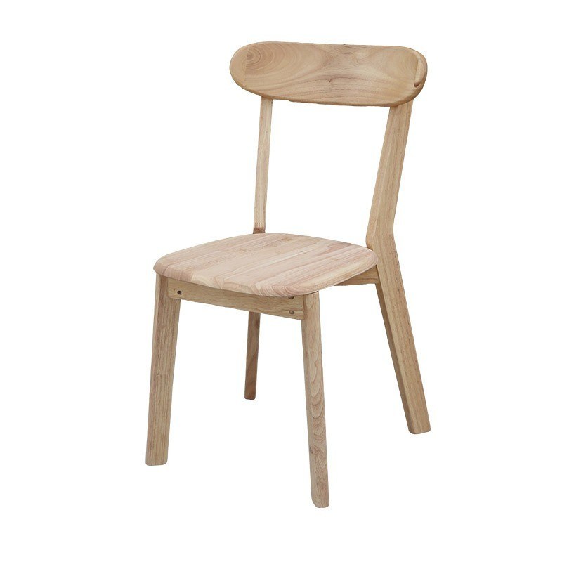 Op maat gemaakte stoelen en tafels van massief hout
